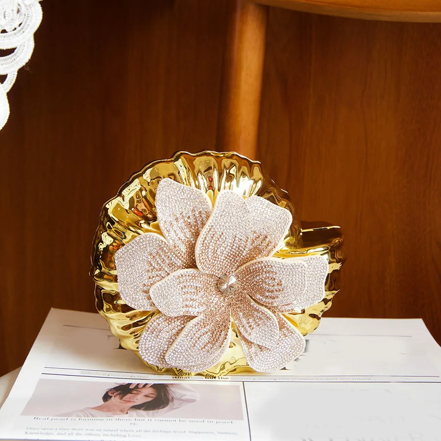 Элегантная модная универсальная сумка-мессенджер с креативным дизайном, цветочным узором и акриловыми элементами, украшенная стразами.
Элегантная модная универсальная сумка-мессенджер с креативным дизайном, цветочным узором и акриловыми элементами, украшенная стразами.