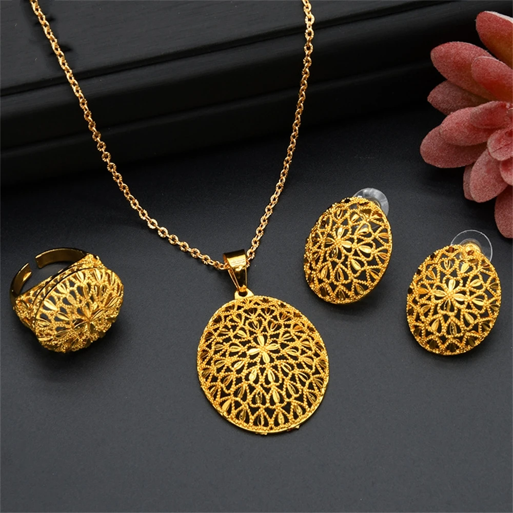 Jewelry4you Ближний Восток Дубай Комплект ювелирных изделий Ожерелье Серьги Кольцо Ювелирные изделия Комплект из трех предметов Свадебная вечеринка Банкетный подарок
Jewelry4you Ближний Восток Дубай Комплект ювелирных изделий Ожерелье Серьги Кольцо Ювелирные изделия Комплект из трех предметов Свадебная вечеринка Банкетный подарок