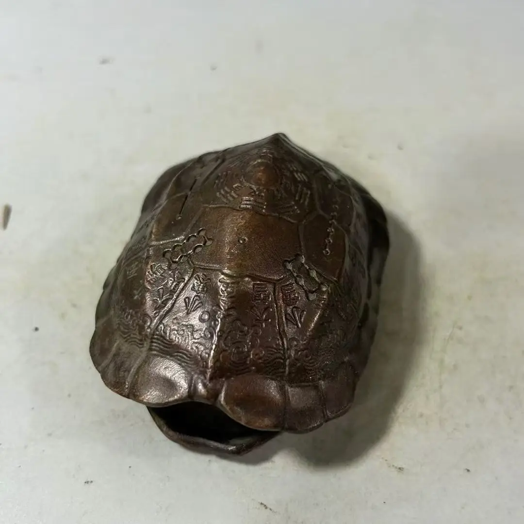 Handmade old copper turtle shells are rich world, hand-held pieces, small ornaments, and three coins jewelry.
Handmade old copper turtle shells are rich world, hand-held pieces, small ornaments, and three coins jewelry.