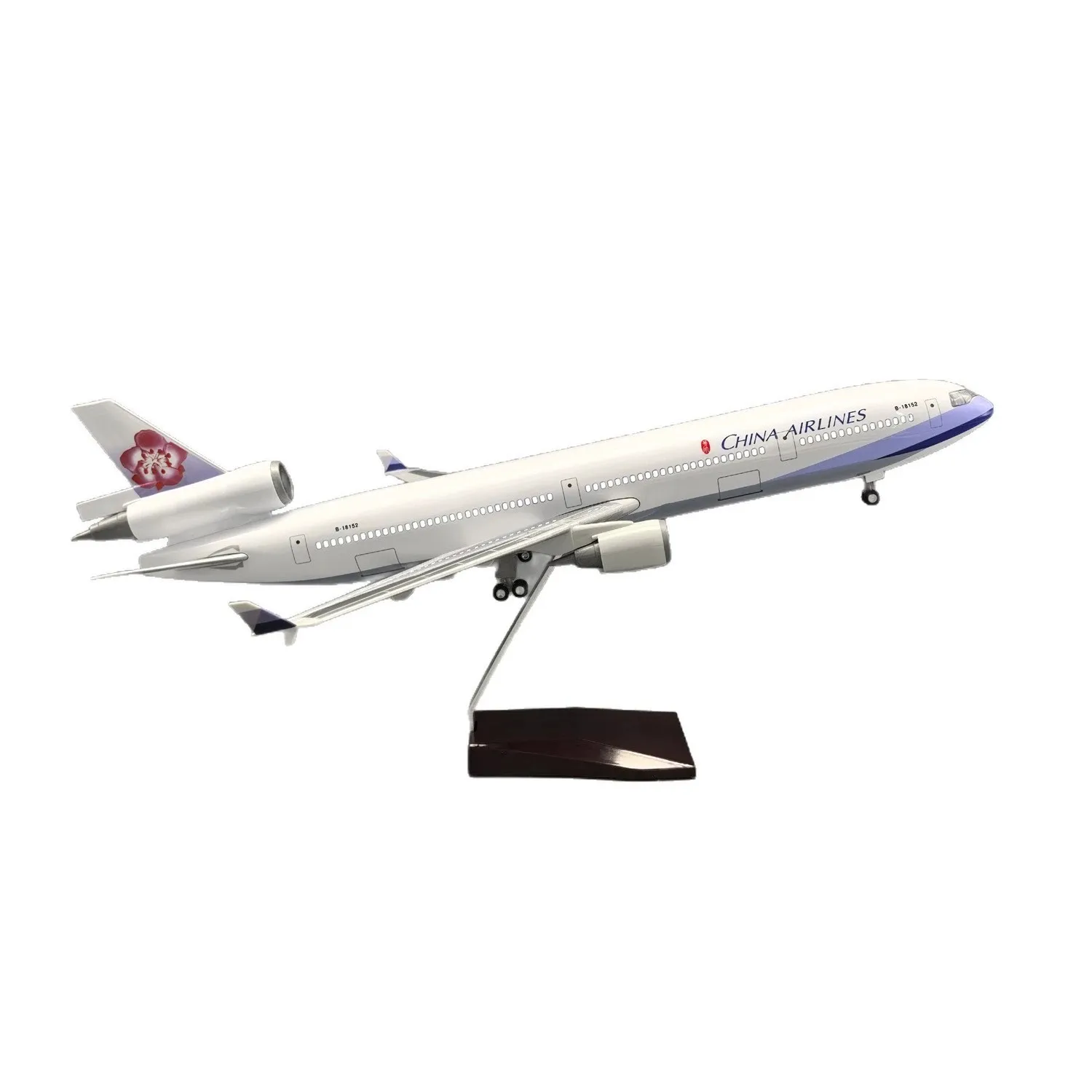 Новый 47 см масштабный самолет China Airlines MD11, модель самолета, игрушки для мальчиков со светодиодной подсветкой и подставкой, литая под давлением модель самолета
Новый 47 см масштабный самолет China Airlines MD11, модель самолета, игрушки для мальчиков со светодиодной подсветкой и подставкой, литая под давлением модель самолета