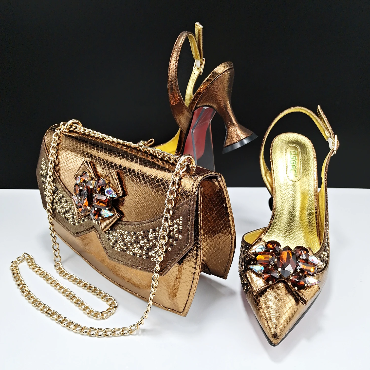 Evening Shoes And Bag Set High Heels Pointed Toe Women Shoes and Two-Purpose Bag Decorated With Rhinestone
Evening Shoes And Bag Set High Heels Pointed Toe Women Shoes and Two-Purpose Bag Decorated With Rhinestone