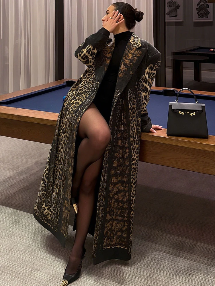 Женский элегантный длинный плащ с отложным воротником и леопардовым принтом с поясом, осень-зима 202, бандажные туники, верхняя одежда, уличная одежда
Женский элегантный длинный плащ с отложным воротником и леопардовым принтом с поясом, осень-зима 202, бандажные туники, верхняя одежда, уличная одежда
