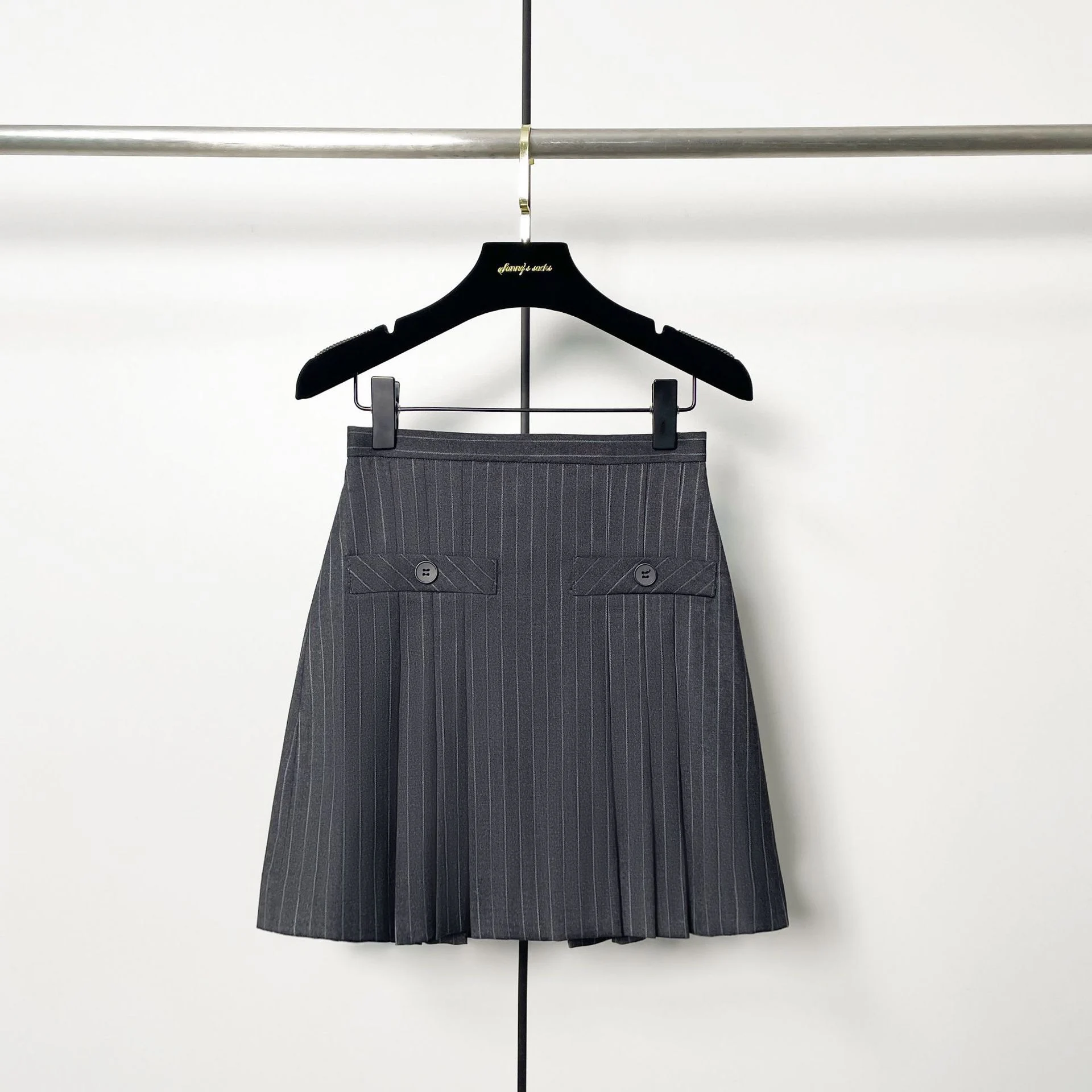 2024 Early Autumn New Style Elegant College Wind Stripe Button Half Skirt High Waist Slimming Pleated Short Skirt Half Skirt
2024 Early Autumn New Style Elegant College Wind Stripe Button Half Skirt High Waist Slimming Pleated Short Skirt Half Skirt