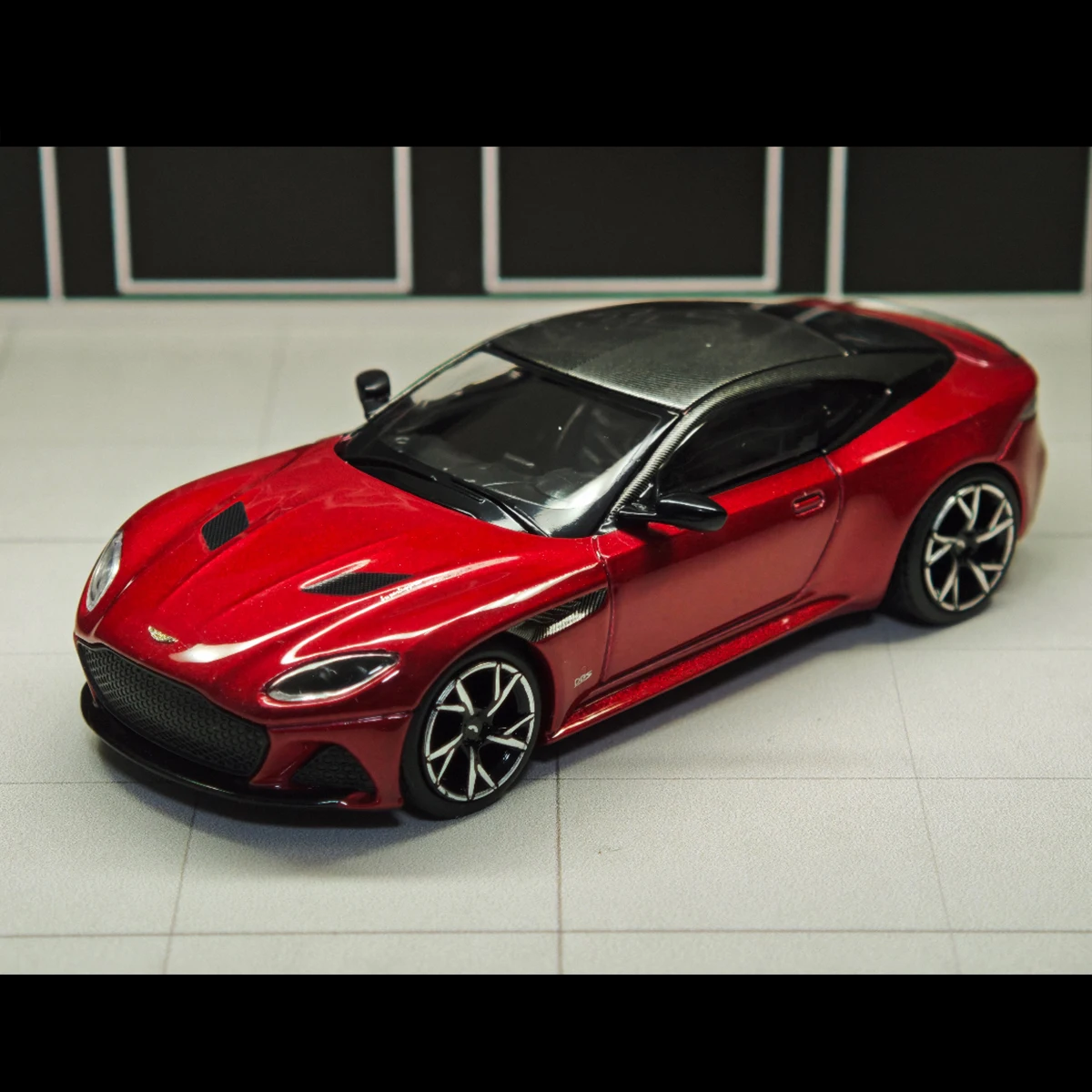 MINIGT 1065 В наличии 1:64 Модель автомобиля Aston Martin DBS Hyper Red, коллекционная литая машинка, игрушка
MINIGT 1065 В наличии 1:64 Модель автомобиля Aston Martin DBS Hyper Red, коллекционная литая машинка, игрушка
