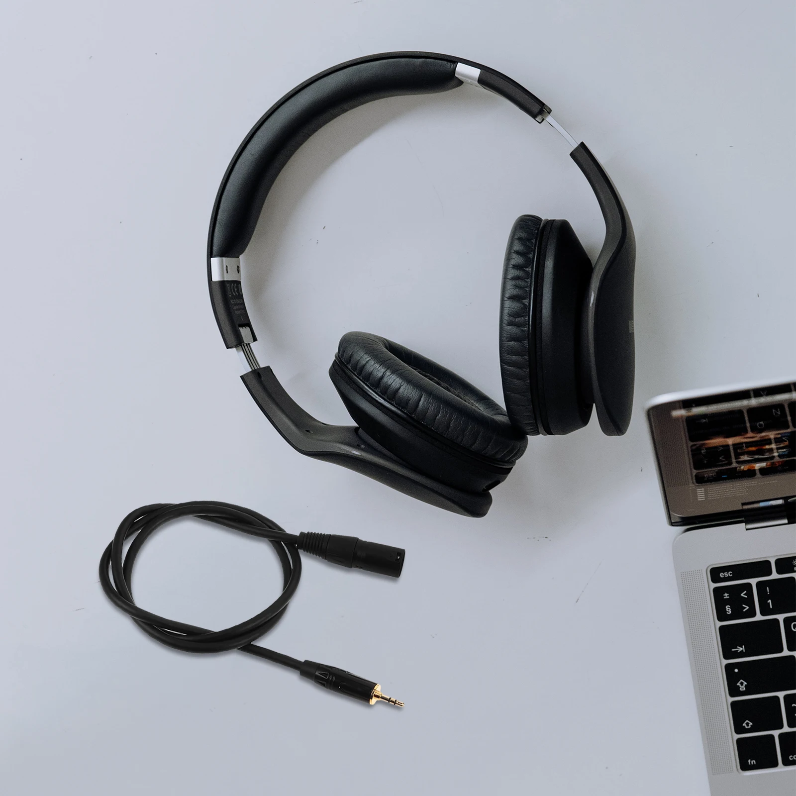 2pcs 3.5Mm Trs To 3-Pin Audio Right Angle Patch Durable Copper Material Headphone Mic Connector Male Socket Mic Cables 
2pcs 3.5Mm Trs To 3-Pin Audio Right Angle Patch Durable Copper Material Headphone Mic Connector Male Socket Mic Cables