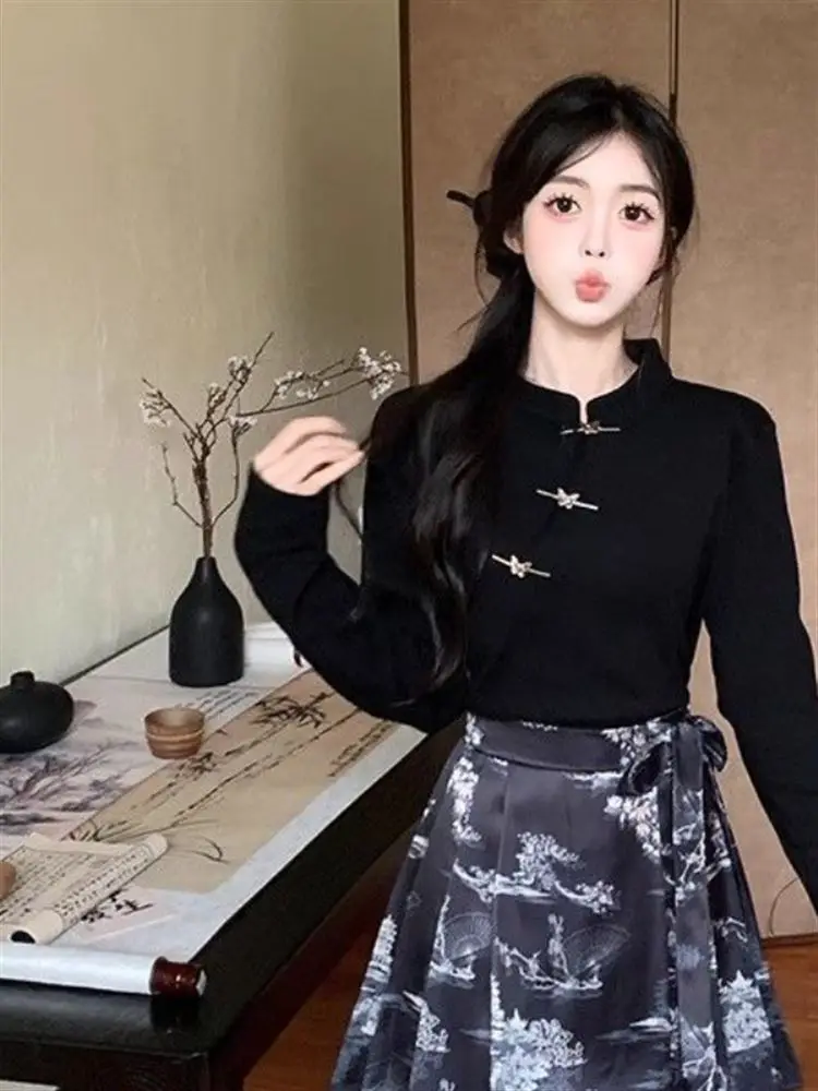 Новая китайская блузка с воротником-стойкой для женщин, весенняя модная коллекция, комплект из двух предметов больших размеров с юбкой макси.
Новая китайская блузка с воротником-стойкой для женщин, весенняя модная коллекция, комплект из двух предметов больших размеров с юбкой макси.