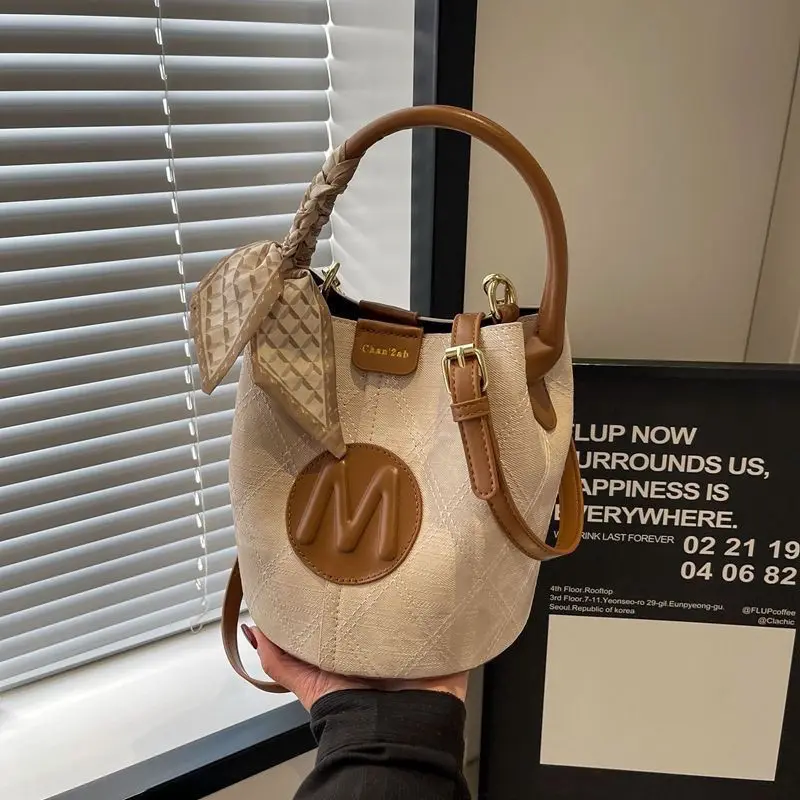 2025 Sculptural Top-Handle Bag, Vintage-Inspired Convertible Shoulder Purse for Women, Architectural Day to Night Carryall
2025 Sculptural Top-Handle Bag, Vintage-Inspired Convertible Shoulder Purse for Women, Architectural Day to Night Carryall