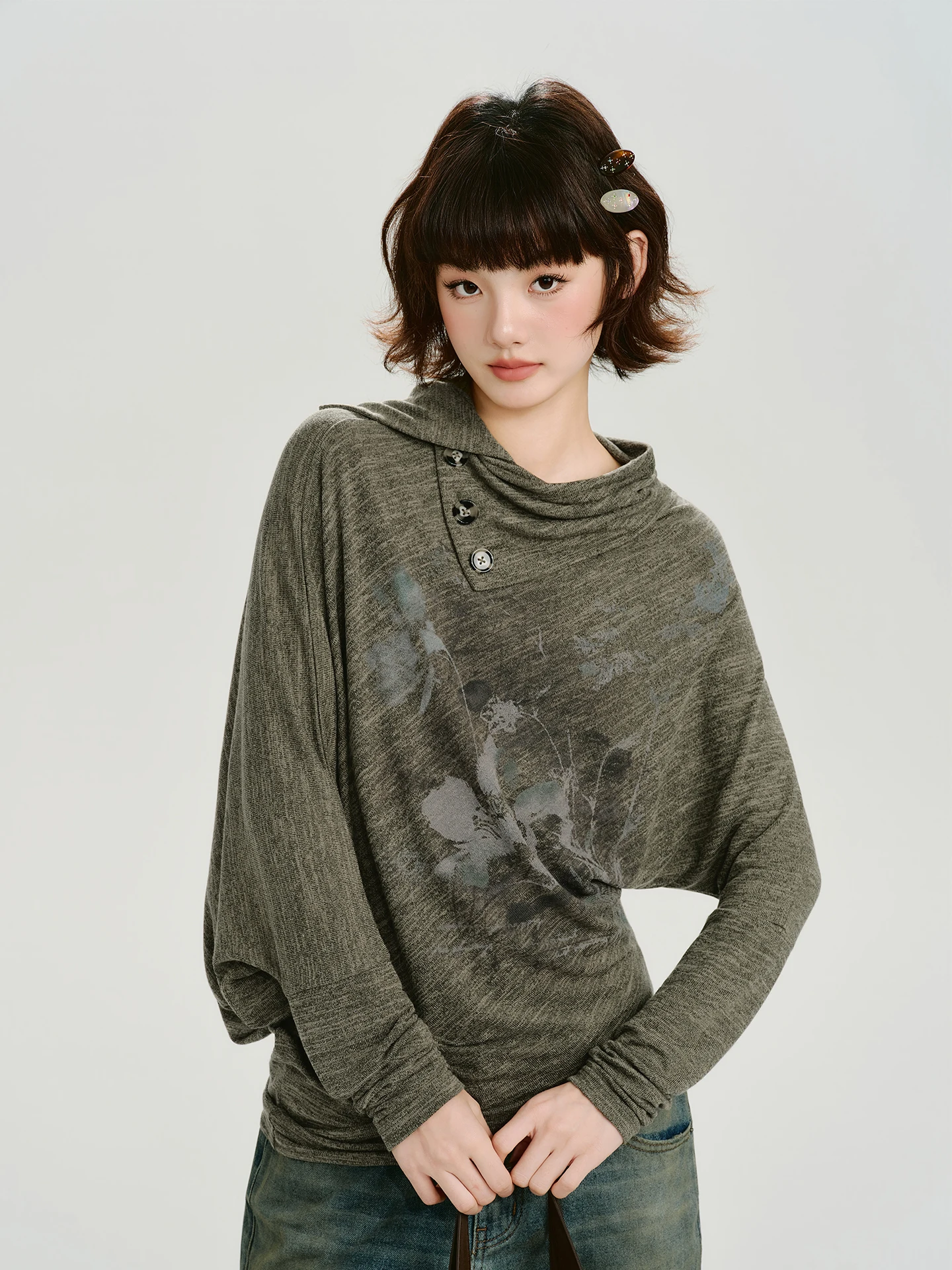 Женский вязаный топ с асимметричным кроем, тонкой вязкой, свободным силуэтом, рукавами «летучая мышь» и цветочным узором
Женский вязаный топ с асимметричным кроем, тонкой вязкой, свободным силуэтом, рукавами «летучая мышь» и цветочным узором