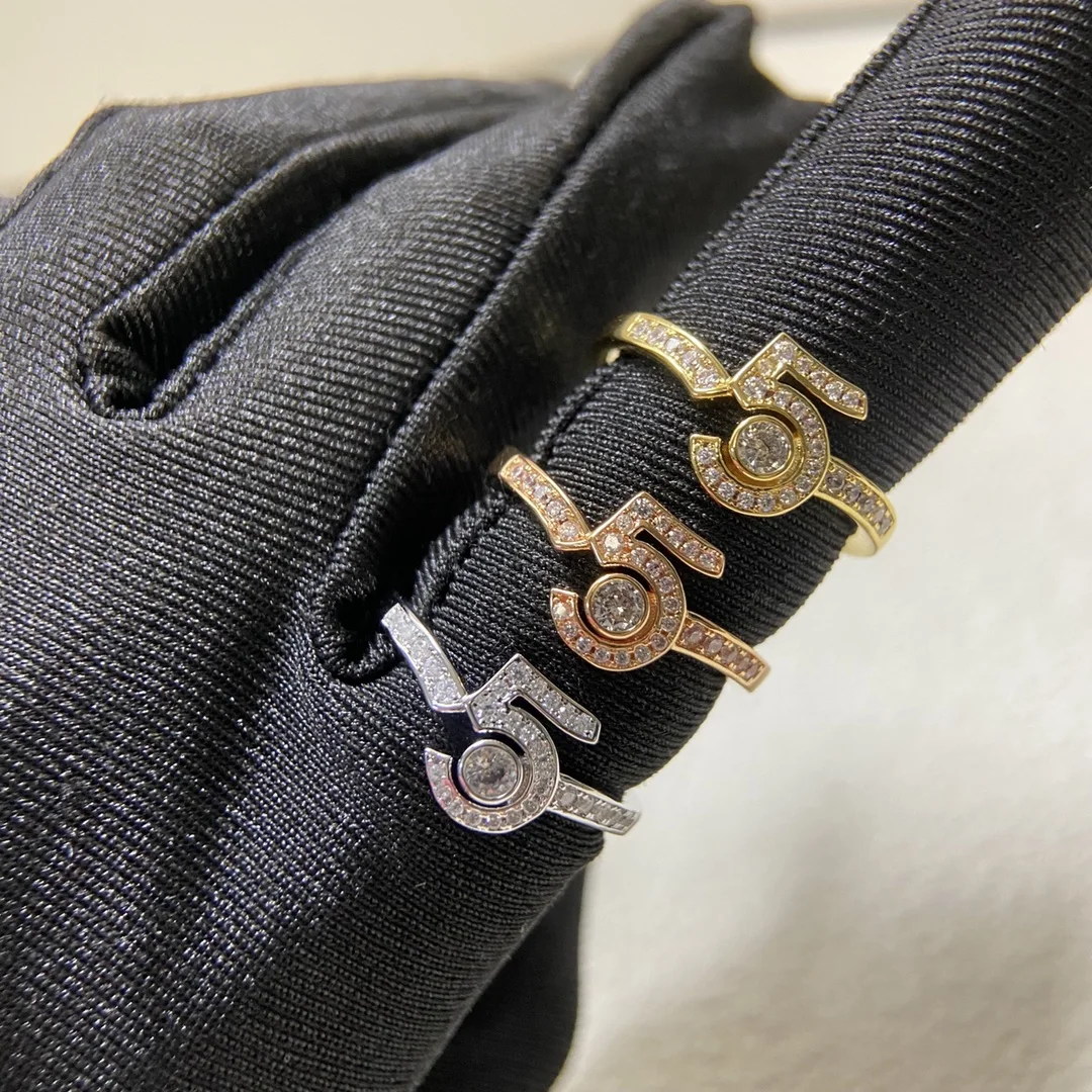 2025 новое ароматное кольцо бабушки с бриллиантом и 5 слов, простое легкое роскошное маленькое кольцо для женщин, изысканные ювелирные изделия высокого качества
2025 новое ароматное кольцо бабушки с бриллиантом и 5 слов, простое легкое роскошное маленькое кольцо для женщин, изысканные ювелирные изделия высокого качества