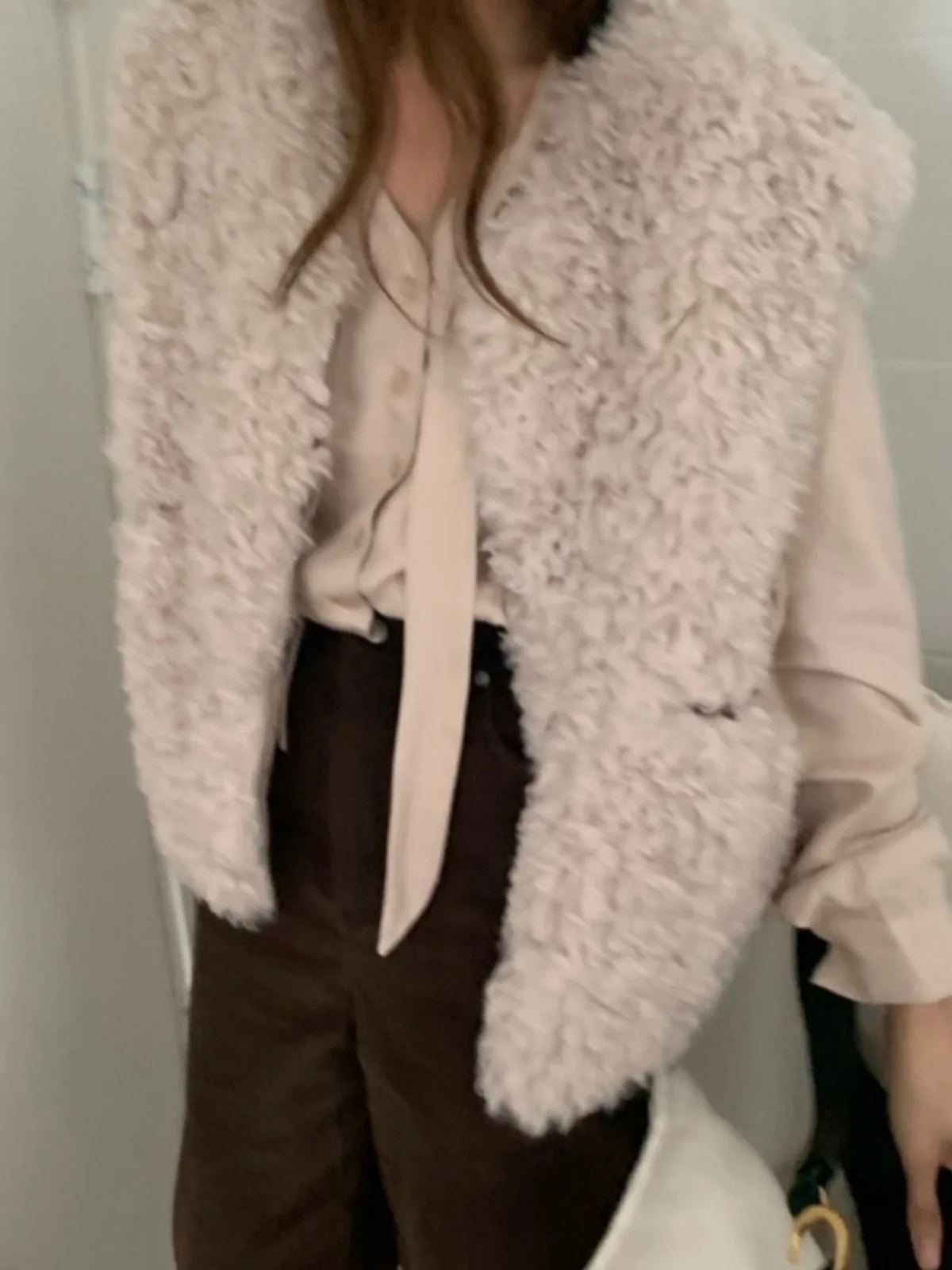 Корейский модный женский жилет из искусственного меха, зимняя теплая верхняя одежда премиум-класса, трендовый дизайн с круглым вырезом
Корейский модный женский жилет из искусственного меха, зимняя теплая верхняя одежда премиум-класса, трендовый дизайн с круглым вырезом