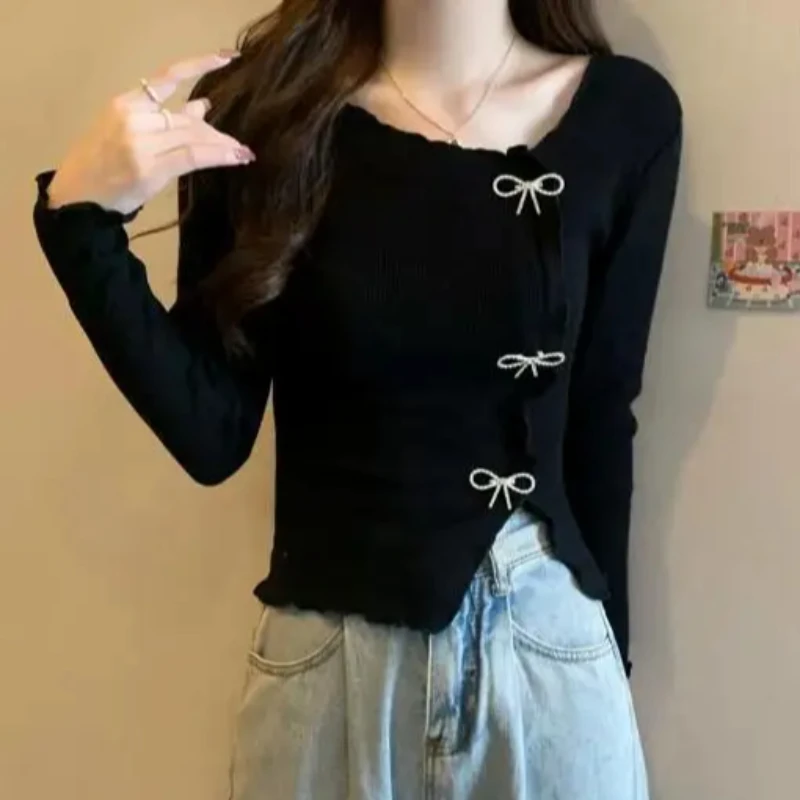 Корейский топ Stringyselvedge, женский осенний нишевый нерегулярный дизайн, ювелирные изделия с бантом, короткий облегающий вязаный нижний свитер, женская одежда 
Корейский топ Stringyselvedge, женский осенний нишевый нерегулярный дизайн, ювелирные изделия с бантом, короткий облегающий вязаный нижний свитер, женская одежда