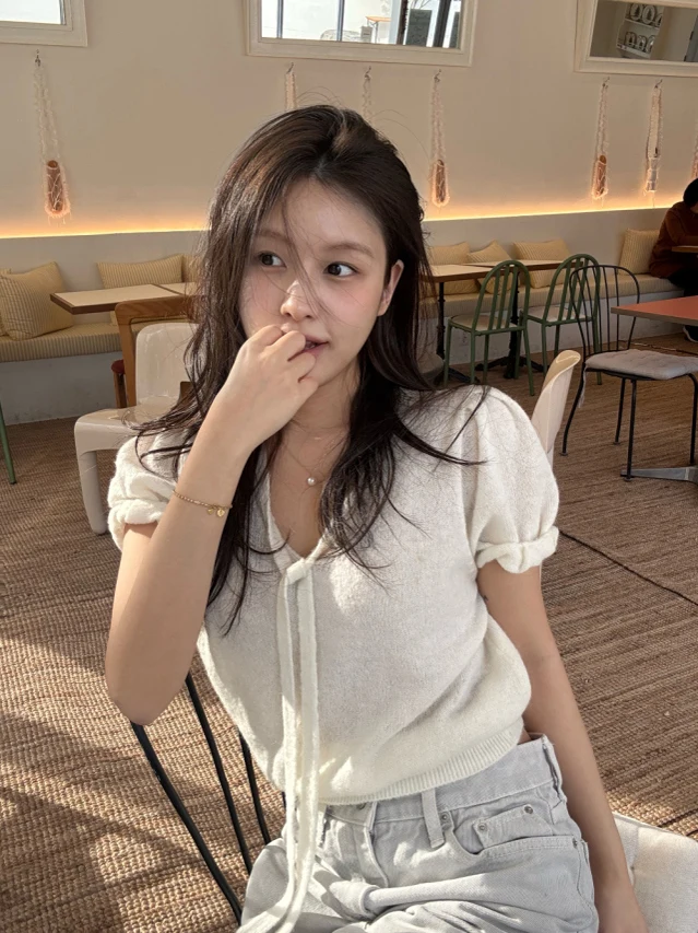 Chic Summer Thin ort Bubble Sve Knitted Sweater Women's Faionable Belt Design Slim Fit Sweet Top Trendy V-Ne Pullover
Chic Summer Thin ort Bubble Sve Knitted Sweater Women's Faionable Belt Design Slim Fit Sweet Top Trendy V-Ne Pullover