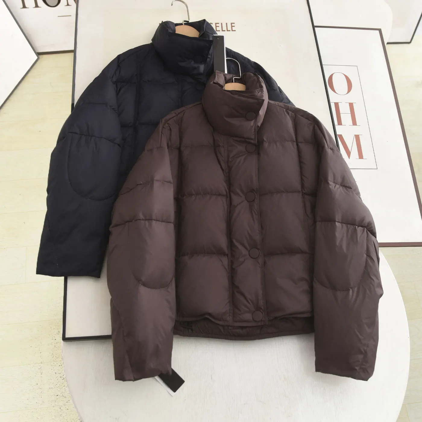 Зимняя куртка-пуховик Xiao Ai 2025 для женщин, свободного кроя, теплая, с воротником-стойкой, стройнящая фигуру, повседневная, с длинными рукавами, на одной пуговице
Зимняя куртка-пуховик Xiao Ai 2025 для женщин, свободного кроя, теплая, с воротником-стойкой, стройнящая фигуру, повседневная, с длинными рукавами, на одной пуговице