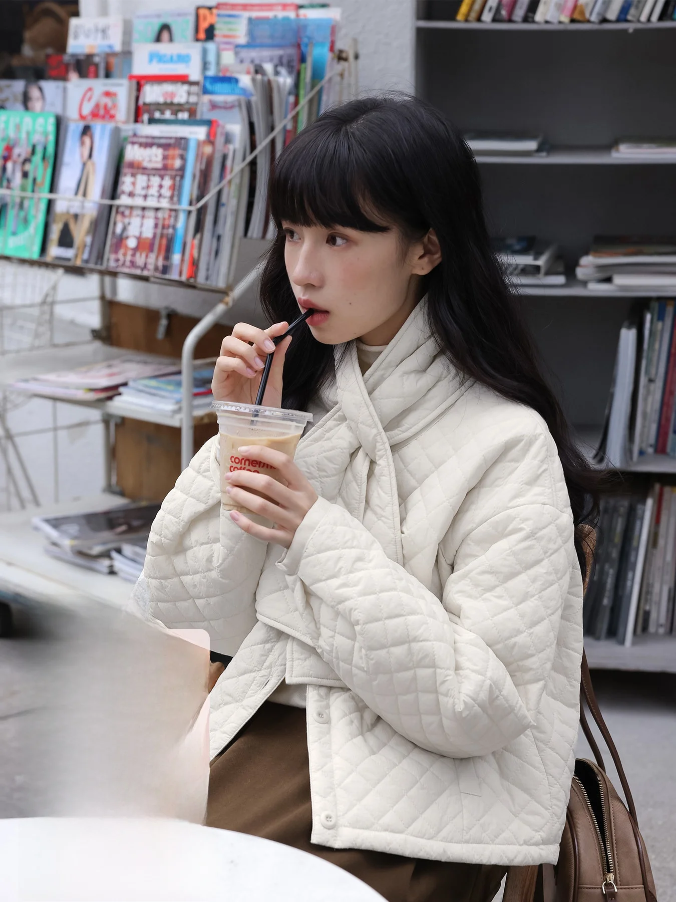 Легкая хлопковая куртка для женщин с воротником-шарфом, вышивкой и квадратным узором, из нейлоновой ткани, с длинными рукавами, прямого кроя
Легкая хлопковая куртка для женщин с воротником-шарфом, вышивкой и квадратным узором, из нейлоновой ткани, с длинными рукавами, прямого кроя