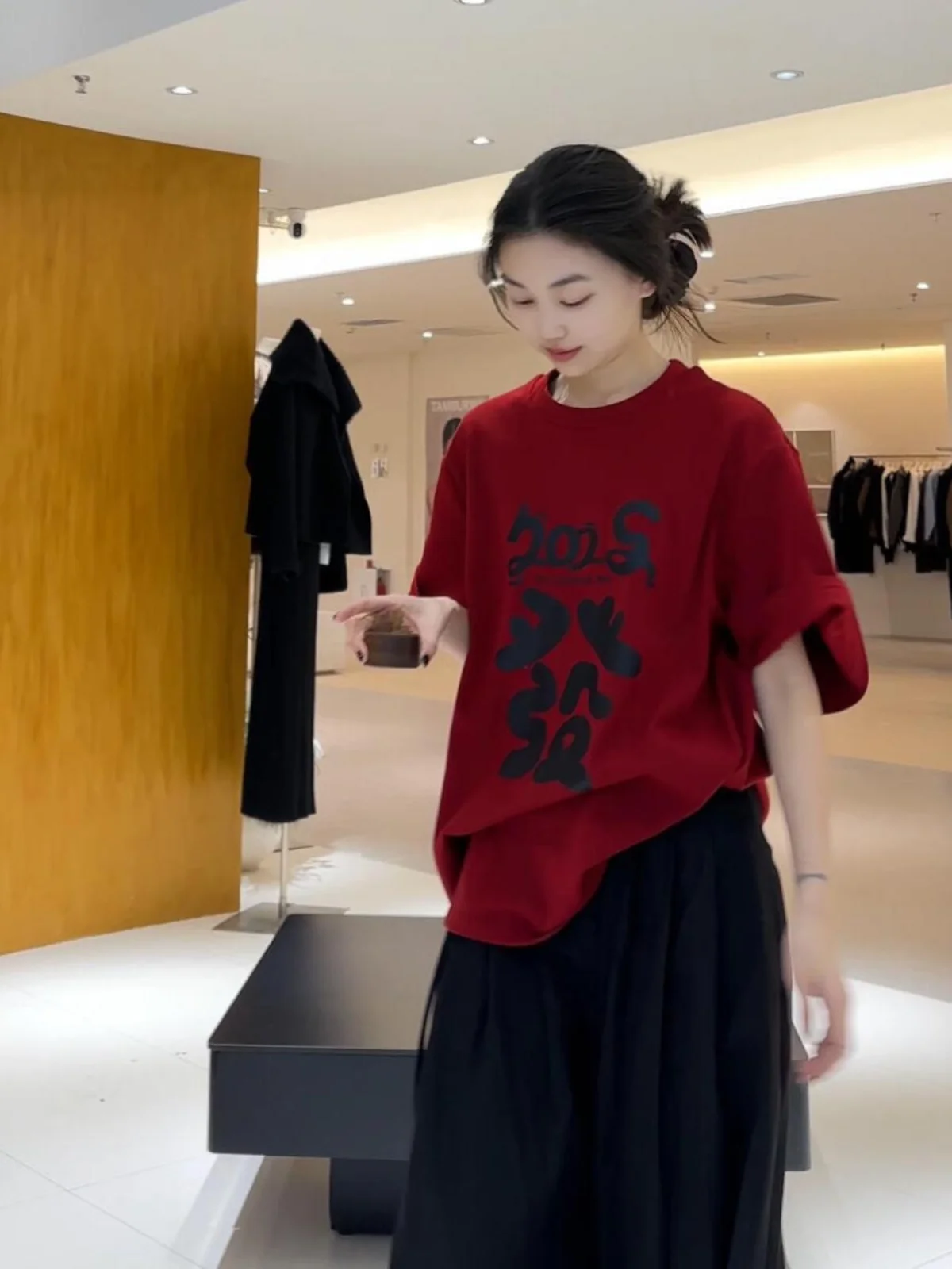 2025 New Fashion Loose High Waist Red Short Sleeve Women's Set with Long Pants Simple Elegant Style Polyester Fiber round Neck
2025 New Fashion Loose High Waist Red Short Sleeve Women's Set with Long Pants Simple Elegant Style Polyester Fiber round Neck