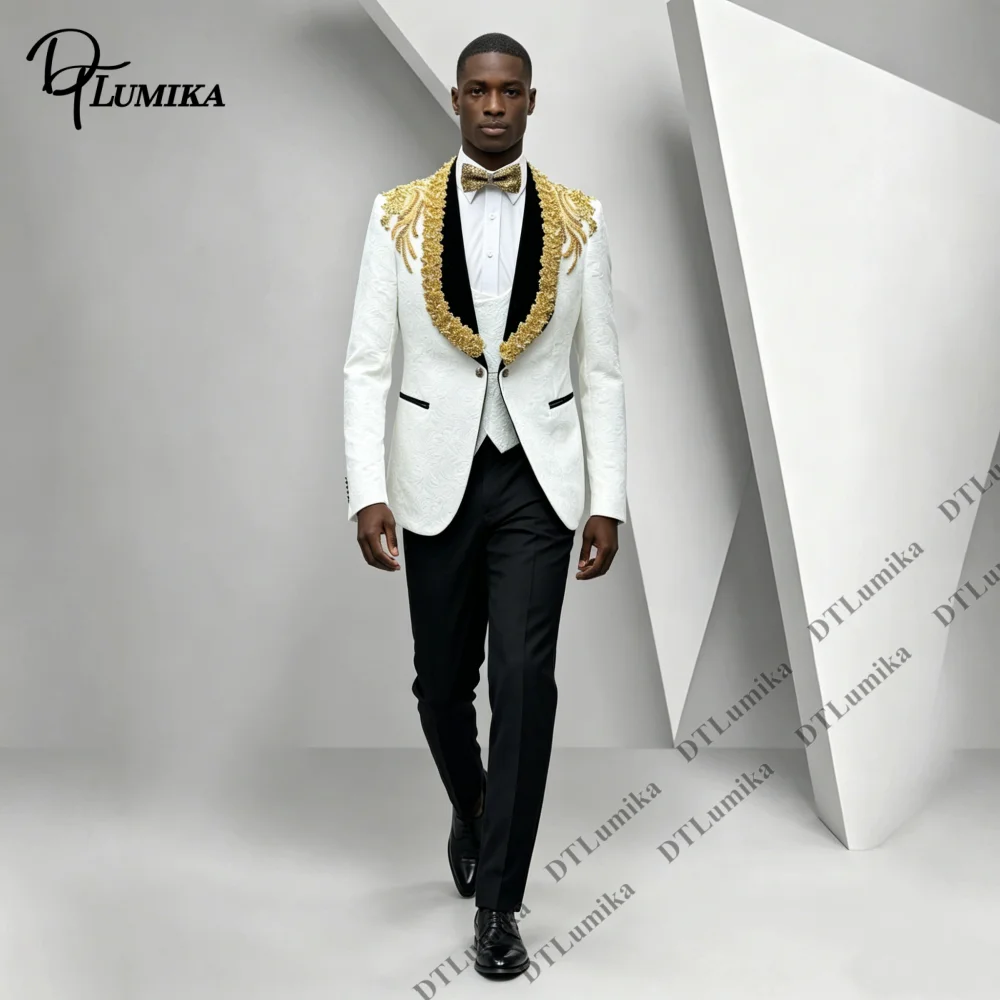 White Embossed Tuxedo 3 Piece Suit Gold Feather Embroidery Shawl Lapel Blazer Matching Waistcoat Black Trousers Set For Wedding
White Embossed Tuxedo 3 Piece Suit Gold Feather Embroidery Shawl Lapel Blazer Matching Waistcoat Black Trousers Set For Wedding
