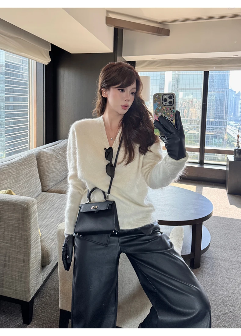 Ladies Soft Waxy Cashmere Napped V-Neck Sweater Autumn Winter New inside Can Wear Top Comfortable Knitwear for Women
Ladies Soft Waxy Cashmere Napped V-Neck Sweater Autumn Winter New inside Can Wear Top Comfortable Knitwear for Women