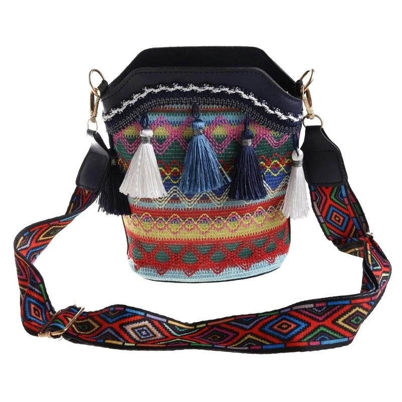 Винтажная этническая вышивка на плече
Винтажная этническая вышивка на плече