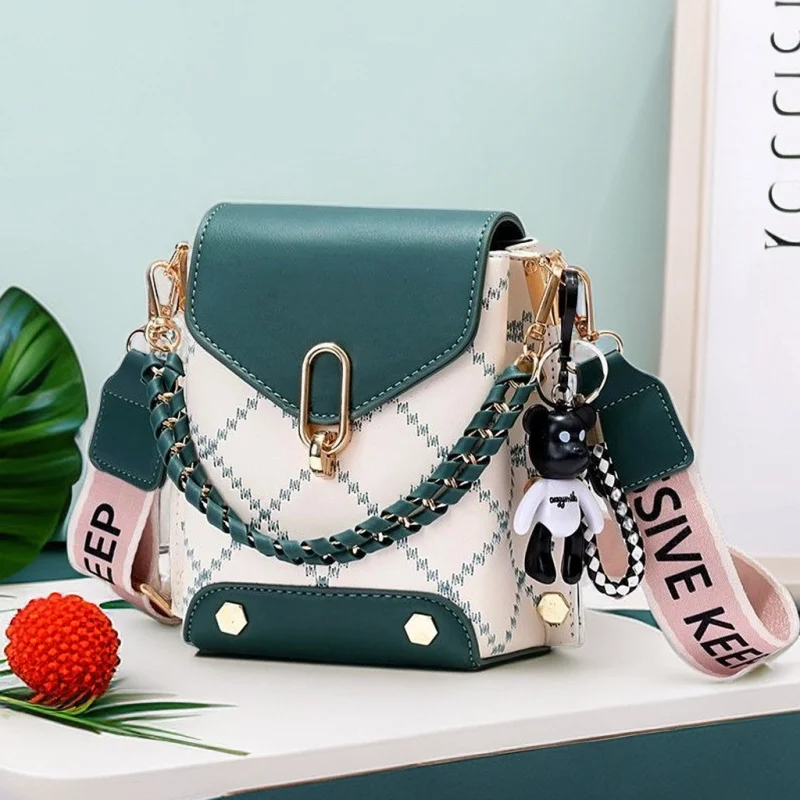Mini niche mobile phone bag for women 2025 new trendy Korean version diamond handheld crossbody
Mini niche mobile phone bag for women 2025 new trendy Korean version diamond handheld crossbody