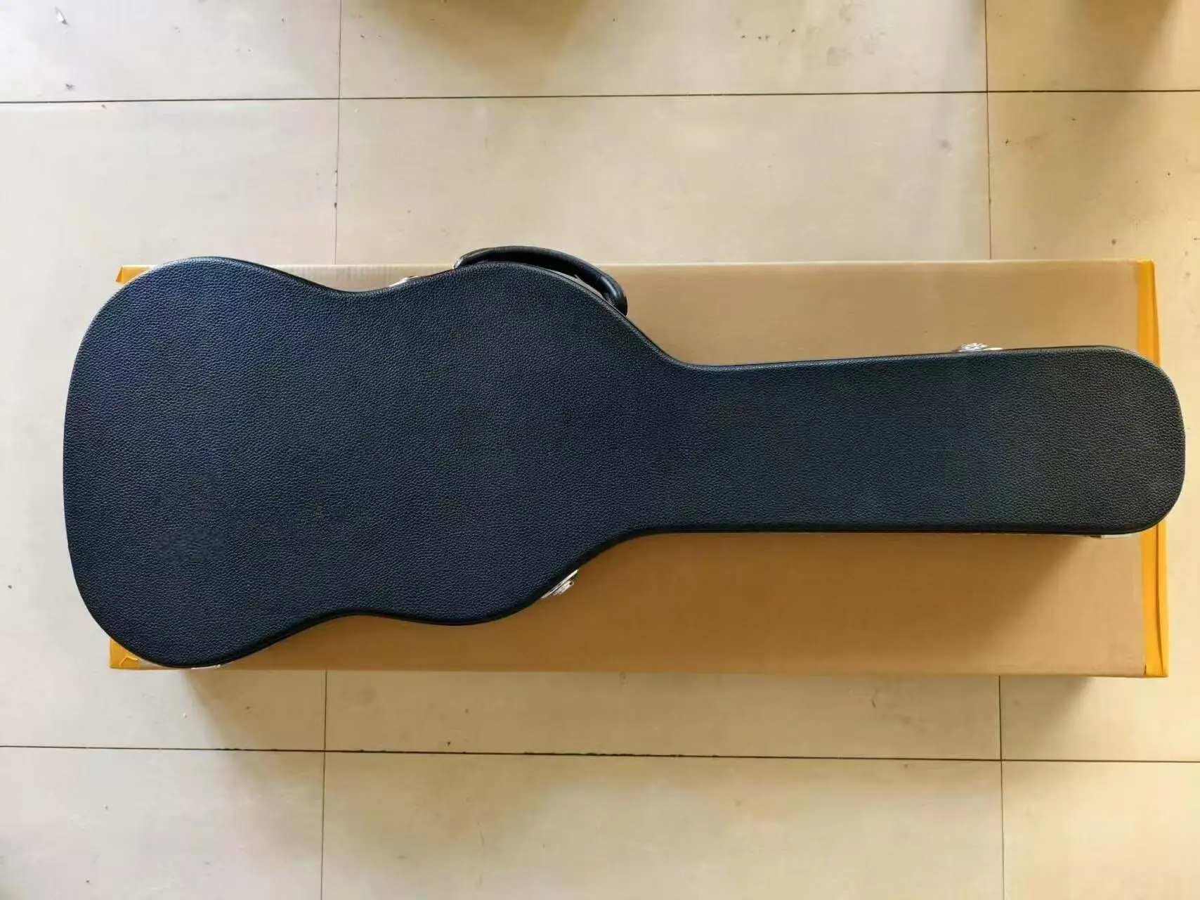 Guitar Hardcase for ST/Tele guitar, Durable Professional Protection, Black Hardcase with Black Lining
Guitar Hardcase for ST/Tele guitar, Durable Professional Protection, Black Hardcase with Black Lining
