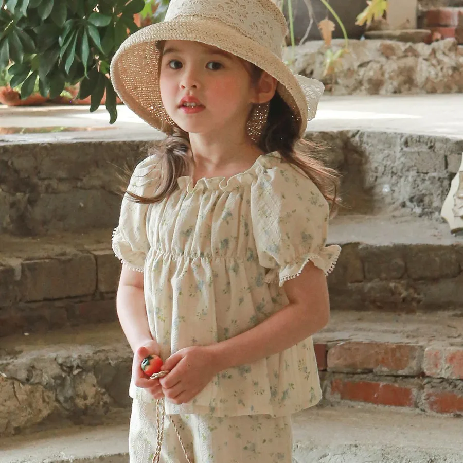 Kids Cotton New Summer Children's Clothing Short-Sleeved Shirt With Small Floral Prints And Elastic Collars For girls 
Kids Cotton New Summer Children's Clothing Short-Sleeved Shirt With Small Floral Prints And Elastic Collars For girls