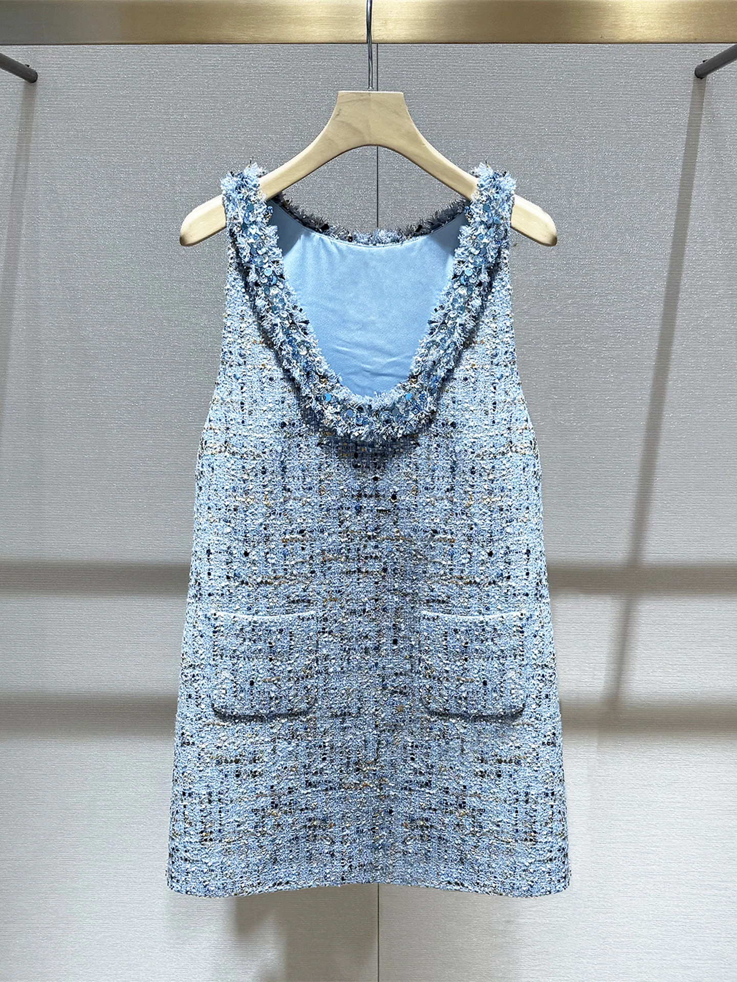 Новинка! Женская осенняя повседневная юбка А-силуэта из смесовой шерсти с V-образным вырезом, пайетками и завышенной талией, цвет синий, для офиса и повседневной носки.
Новинка! Женская осенняя повседневная юбка А-силуэта из смесовой шерсти с V-образным вырезом, пайетками и завышенной талией, цвет синий, для офиса и повседневной носки.