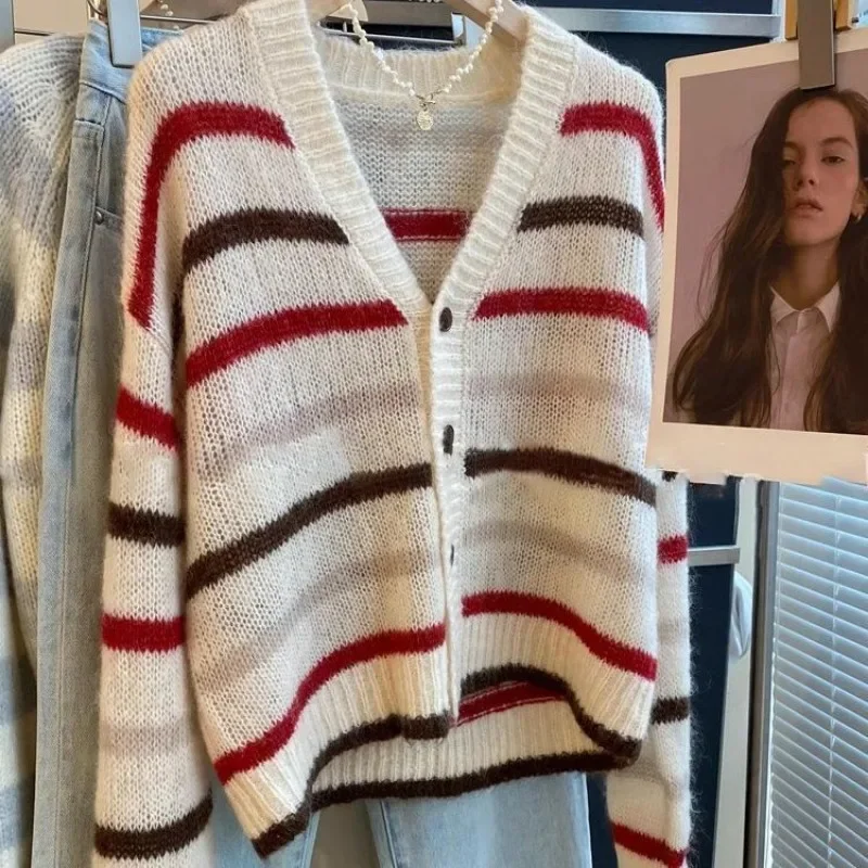 Трендовый вязаный кардиган с v-образным вырезом в полоску, женское осеннее простое свободное пальто с длинными рукавами, модные офисные женские вязаные топы
Трендовый вязаный кардиган с v-образным вырезом в полоску, женское осеннее простое свободное пальто с длинными рукавами, модные офисные женские вязаные топы