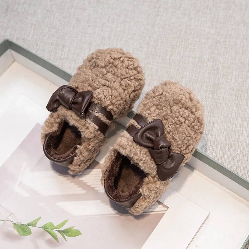 Теплая плюшевая обувь на подкладке для девочек, новинка 2025 года, зимняя прогулочная обувь из искусственной овчины для маленьких девочек с бантом, мягкая подошва, детская повседневная одежда
Теплая плюшевая обувь на подкладке для девочек, новинка 2025 года, зимняя прогулочная обувь из искусственной овчины для маленьких девочек с бантом, мягкая подошва, детская повседневная одежда