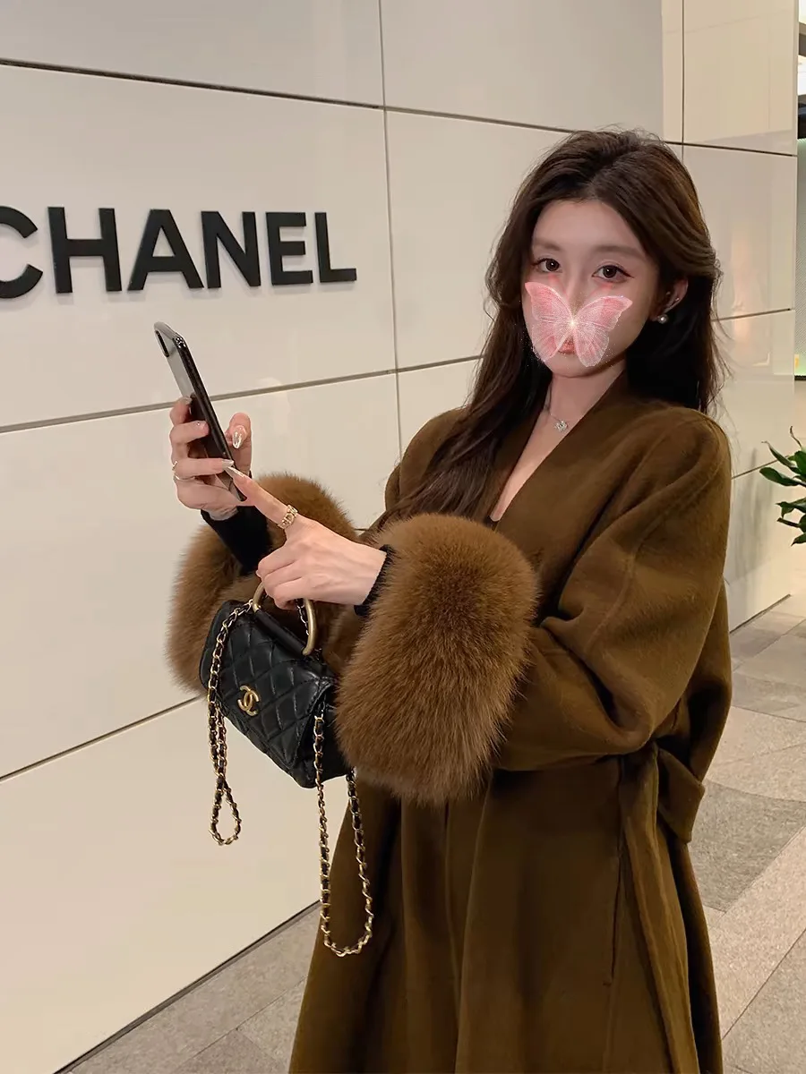 2025 New Double-Sided Cashmere Coat Fox Fur Robe Long High-End Women's Woolen Outerwear Elegant Fashionable Winter Coat
2025 New Double-Sided Cashmere Coat Fox Fur Robe Long High-End Women's Woolen Outerwear Elegant Fashionable Winter Coat