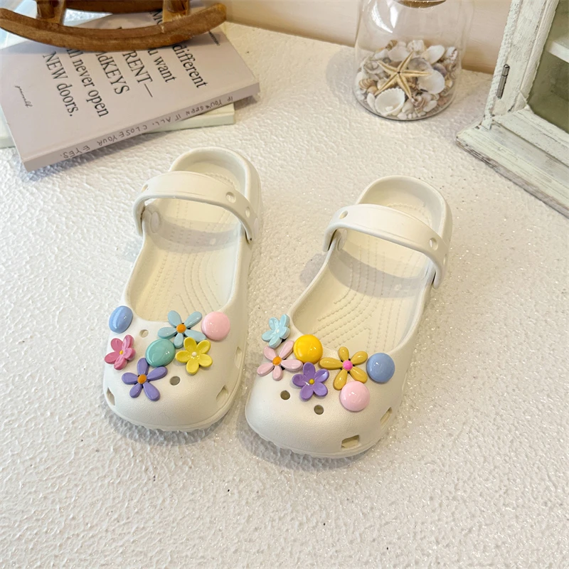 A pair of children's Mary Jane clogs with flower charms adjustable strap non-slip sole for daily use KHR-k9210
A pair of children's Mary Jane clogs with flower charms adjustable strap non-slip sole for daily use KHR-k9210