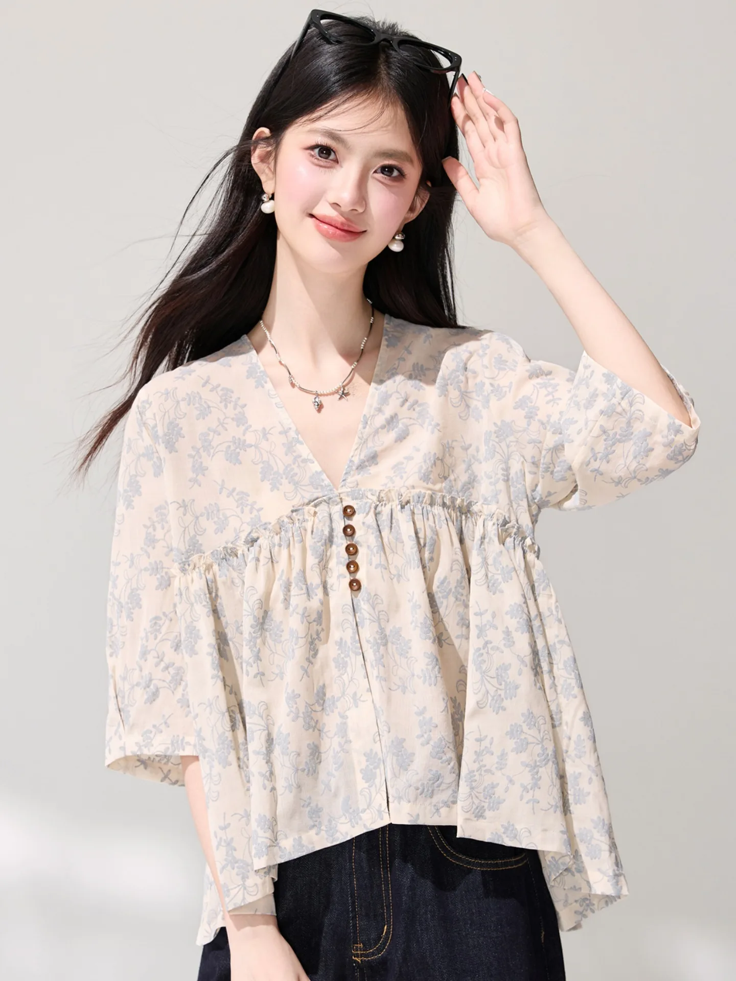 Floral V-neck Loose Fit Seven-quarter Sleeve Doll Shirt Women's Summer 2026 New Style Slimming Top Fashionable Casual Wear
Floral V-neck Loose Fit Seven-quarter Sleeve Doll Shirt Women's Summer 2026 New Style Slimming Top Fashionable Casual Wear