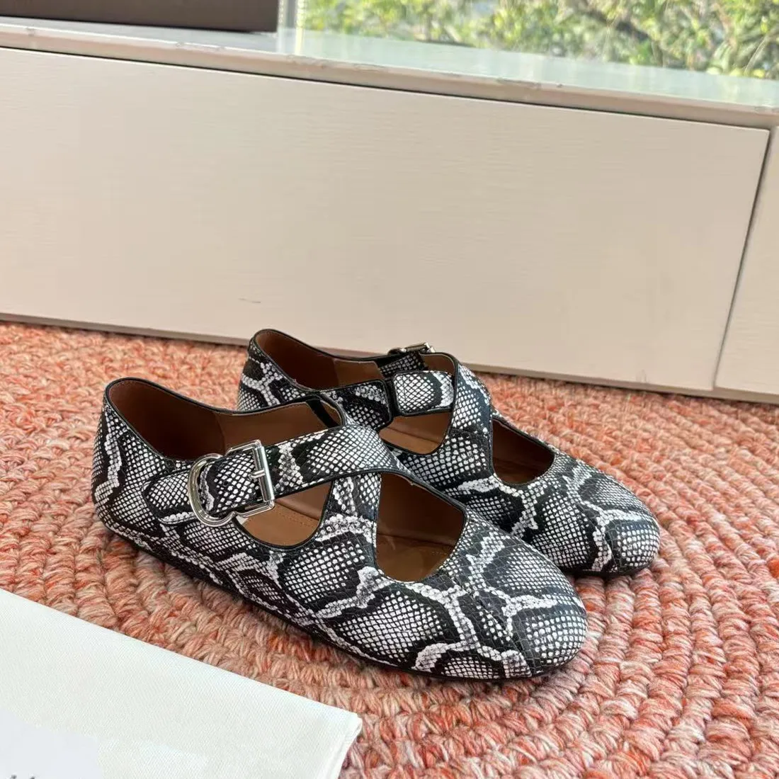 2026 Spring Mary Jane Shoes New Versatile Flat Shoes Casual Shoes Soft soled Single Shoes Women's Shoes
2026 Spring Mary Jane Shoes New Versatile Flat Shoes Casual Shoes Soft soled Single Shoes Women's Shoes