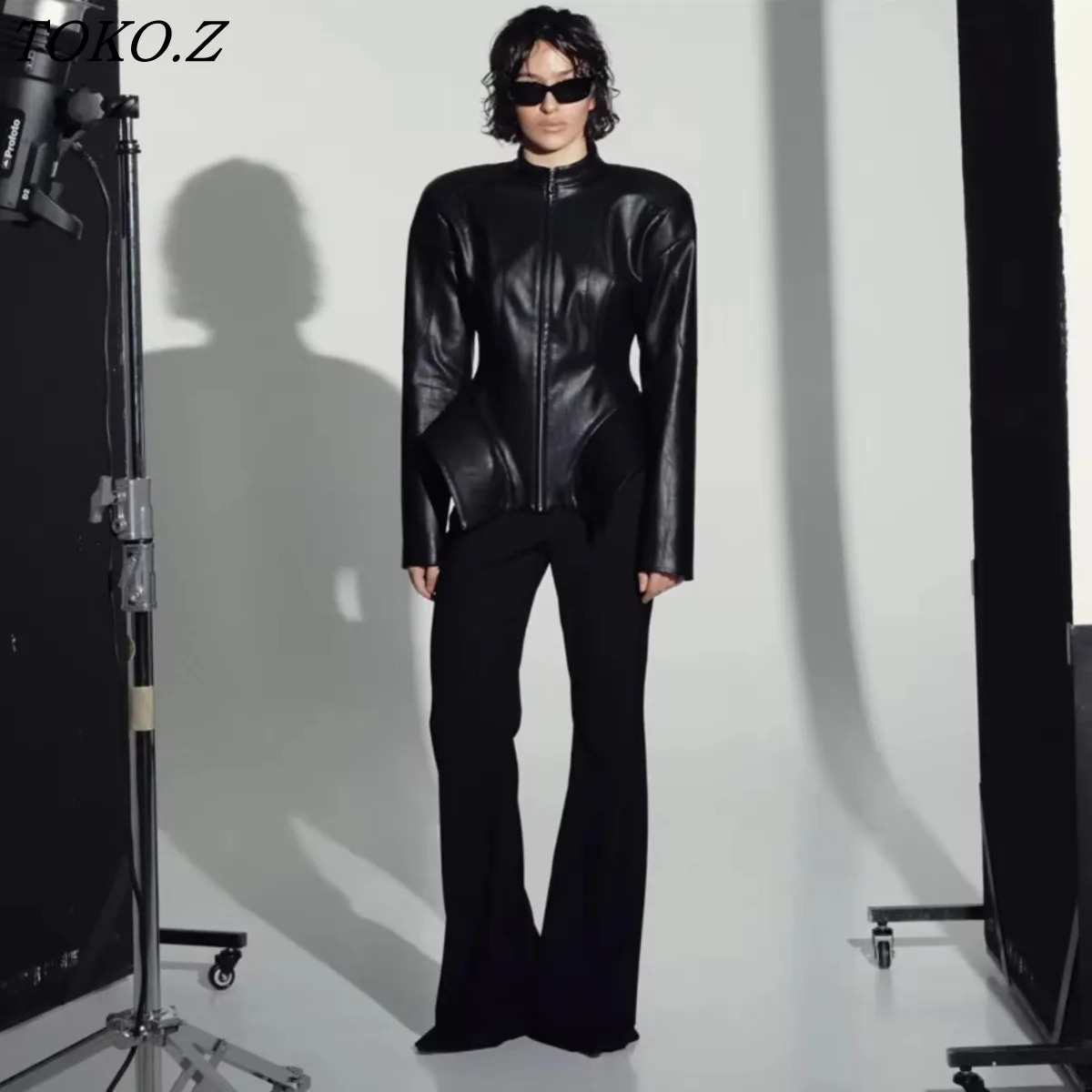 TOKO 2026 New Women Fashion Faux Leather Jacket Stand Collar Zipper Slim Fit Peplum Hem Elegant Casual Chic Outerwear
TOKO 2026 New Women Fashion Faux Leather Jacket Stand Collar Zipper Slim Fit Peplum Hem Elegant Casual Chic Outerwear