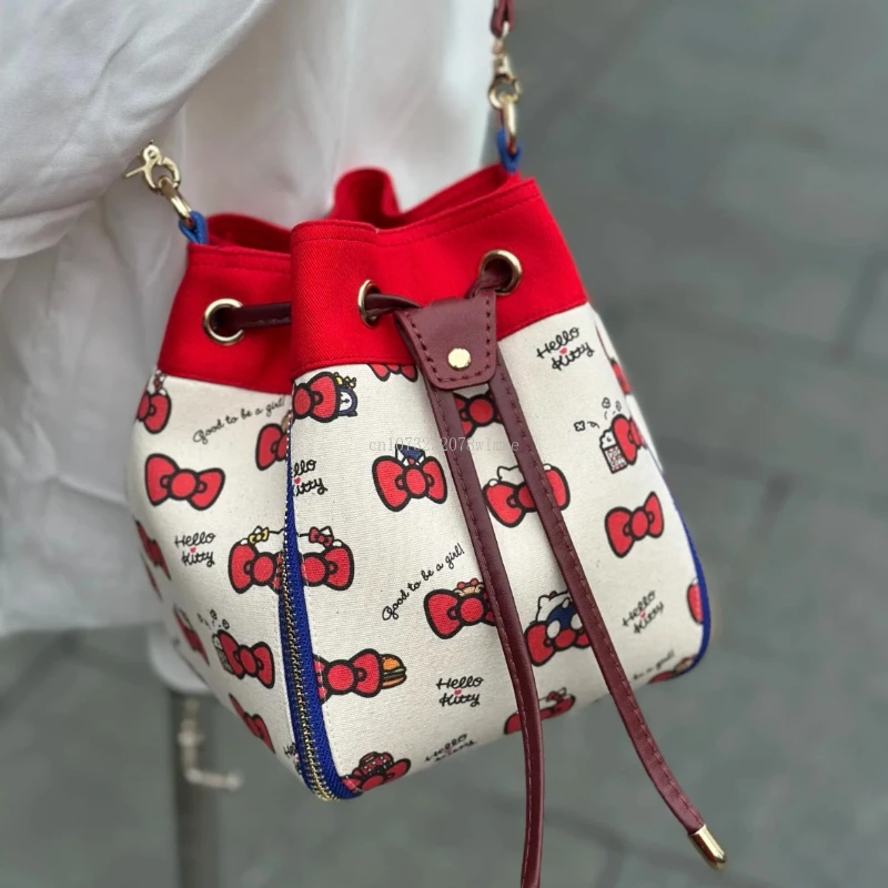 Hello Kitty Drawstring Bucket Bag Women Cute Cartoon Letter Printed Nylon Shoulder Bags Casual Fashion Large Capacity Tote Bag
Hello Kitty Drawstring Bucket Bag Women Cute Cartoon Letter Printed Nylon Shoulder Bags Casual Fashion Large Capacity Tote Bag