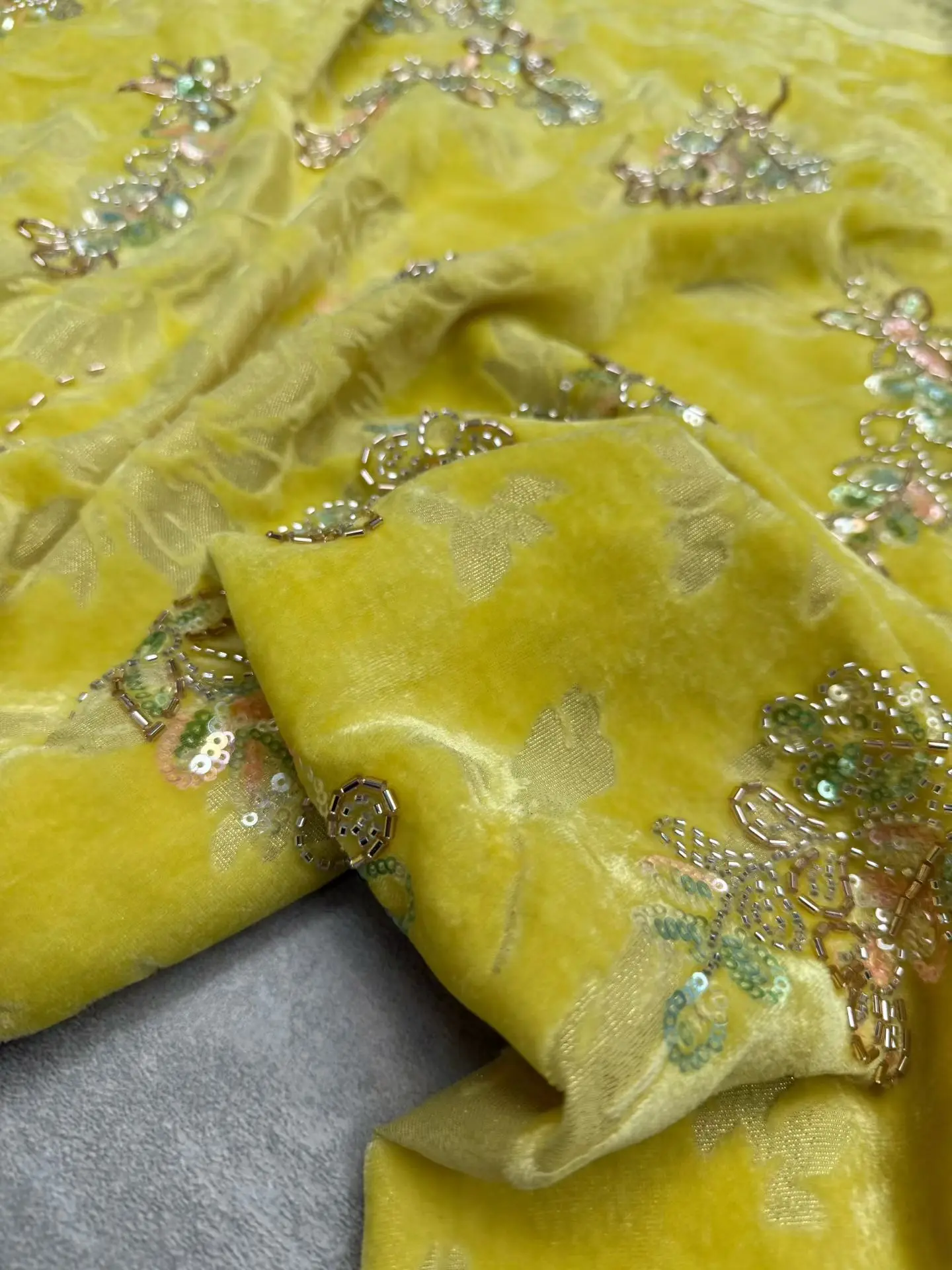 Новая китайская бархатная ткань с вышивкой и бисером Jin ang Hua для осенне-зимней верхней одежды, топов, юбок, а также для рукоделия и домашнего декора
Новая китайская бархатная ткань с вышивкой и бисером Jin ang Hua для осенне-зимней верхней одежды, топов, юбок, а также для рукоделия и домашнего декора