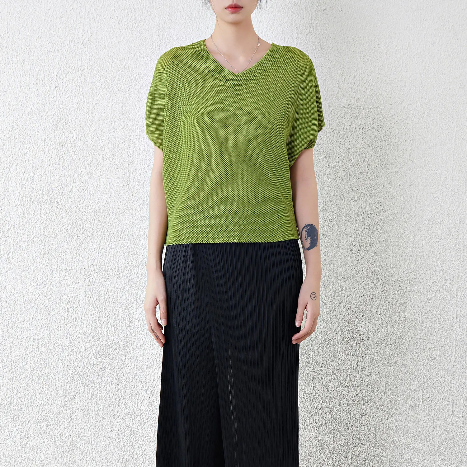Women's Summer Korean Style Short-Sleeved T-Shirt Large Size Casual Loose Top Pleats Solid Color Polyester Bottoming Blouse
Women's Summer Korean Style Short-Sleeved T-Shirt Large Size Casual Loose Top Pleats Solid Color Polyester Bottoming Blouse