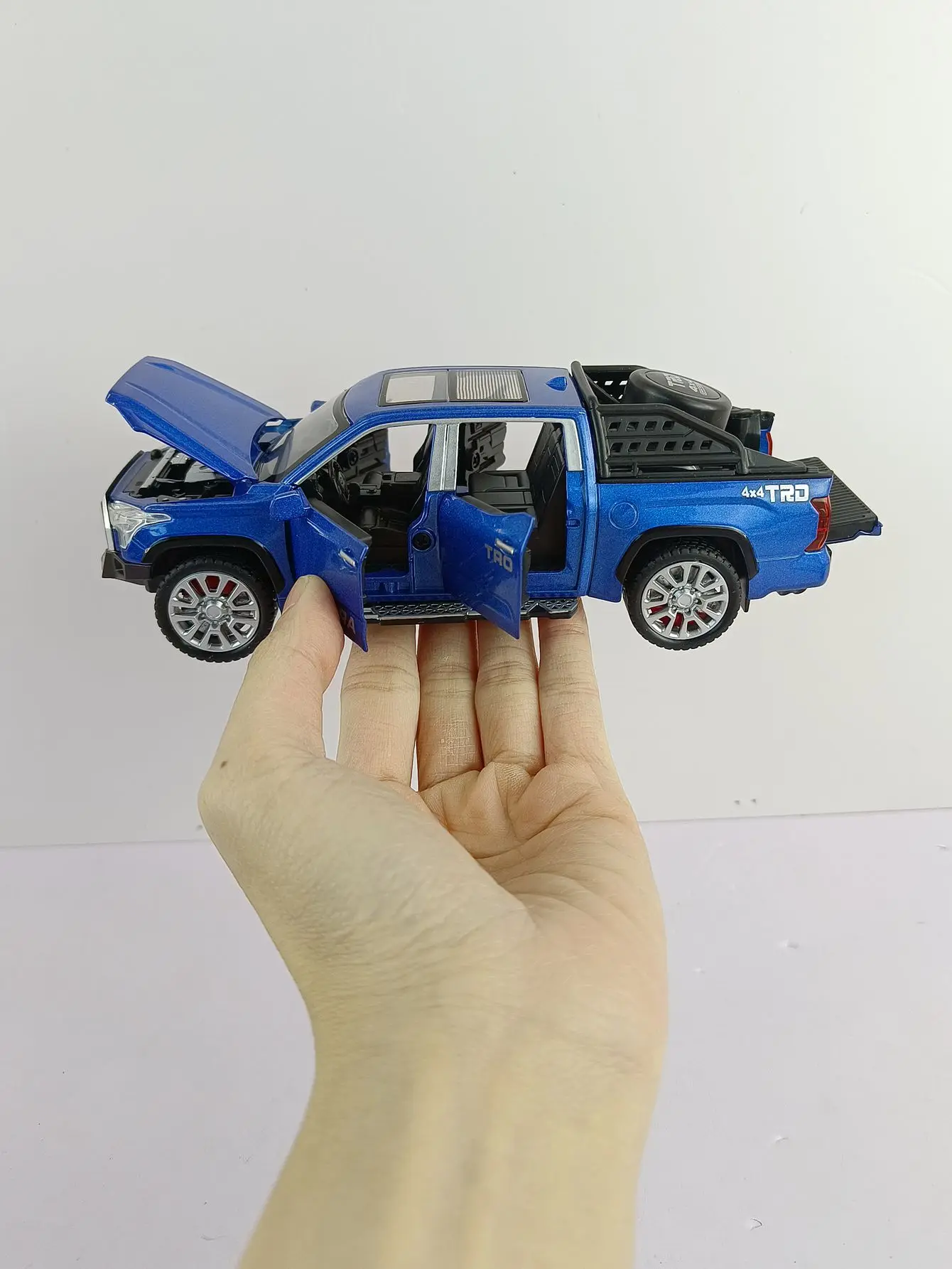 1:32 simulation Toyota Alloy Model Doors, hood, and trunk can be opened has simulated sound and lighting functions, rich details
1:32 simulation Toyota Alloy Model Doors, hood, and trunk can be opened has simulated sound and lighting functions, rich details