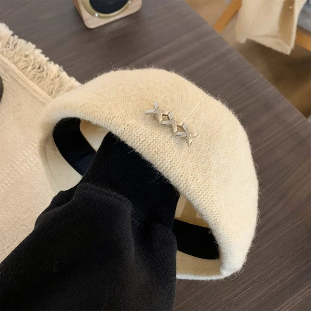 Retro Knitted Woolen Berets Solid Color Metal Label Octagonal Cap Korean Style Windproof Artist Cap Streetwear 
Retro Knitted Woolen Berets Solid Color Metal Label Octagonal Cap Korean Style Windproof Artist Cap Streetwear
