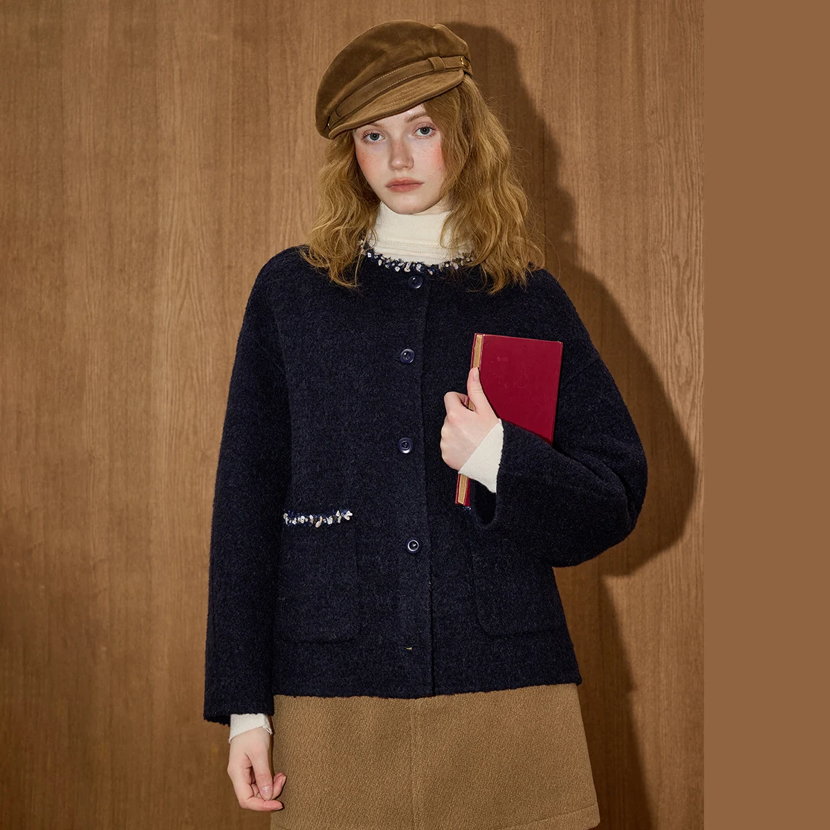 Зимнее женское пальто с круглым вырезом 2025 года, двусторонняя шерстяная молодежная двусторонняя парка, элегантный жемчужный акцент, роскошный тренч
Зимнее женское пальто с круглым вырезом 2025 года, двусторонняя шерстяная молодежная двусторонняя парка, элегантный жемчужный акцент, роскошный тренч