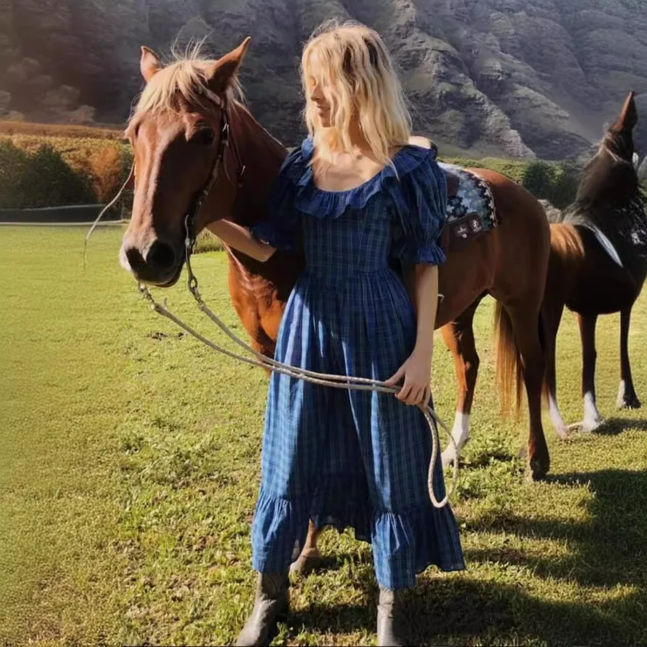 Весна-Лето 2024 Женское платье в стиле кантри с цветочным принтом, пышными рукавами, завышенной талией и круглым вырезом
Весна-Лето 2024 Женское платье в стиле кантри с цветочным принтом, пышными рукавами, завышенной талией и круглым вырезом