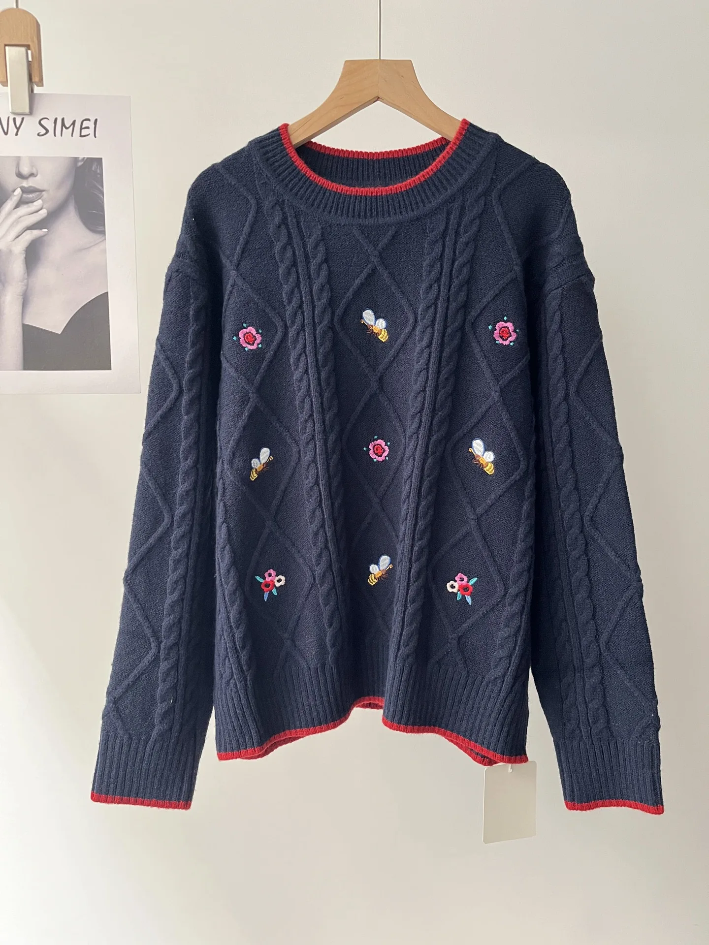 Темно-синий витой вязаный свитер женский с круглым вырезом и вышивкой, свободный повседневный пуловер с длинными рукавами, осень и зима 67b-2098
Темно-синий витой вязаный свитер женский с круглым вырезом и вышивкой, свободный повседневный пуловер с длинными рукавами, осень и зима 67b-2098