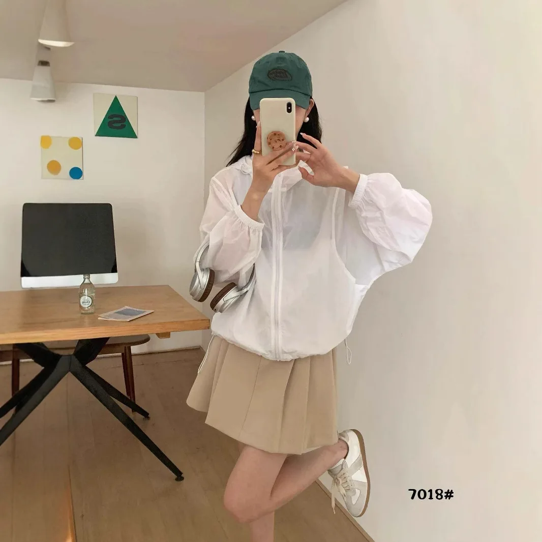 Korean casual sunscreen clothing 2025 spring and summer new, solid color hooded elastic drawstring loose coat women
Korean casual sunscreen clothing 2025 spring and summer new, solid color hooded elastic drawstring loose coat women
