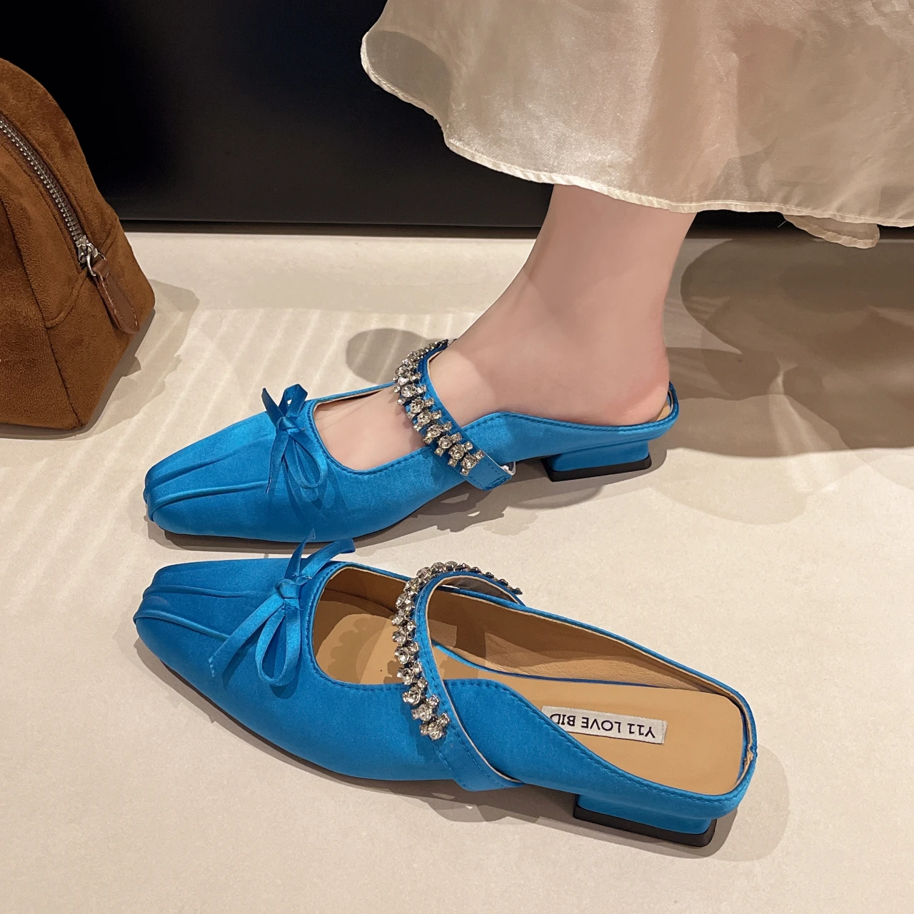 Women Shoes Silk Mules Heels Slippers Woman Crystal Sandals Brand Luxury Summer Slingback Sandalias De Mujer Bow Slides Women
Women Shoes Silk Mules Heels Slippers Woman Crystal Sandals Brand Luxury Summer Slingback Sandalias De Mujer Bow Slides Women