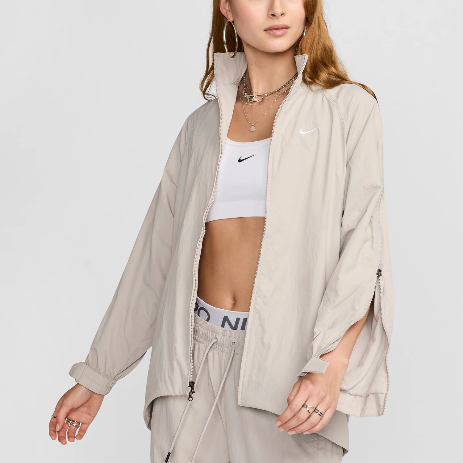Оригинальная новая женская спортивная тренировочная куртка Nike с воротником-стойкой FV7536-014
Оригинальная новая женская спортивная тренировочная куртка Nike с воротником-стойкой FV7536-014