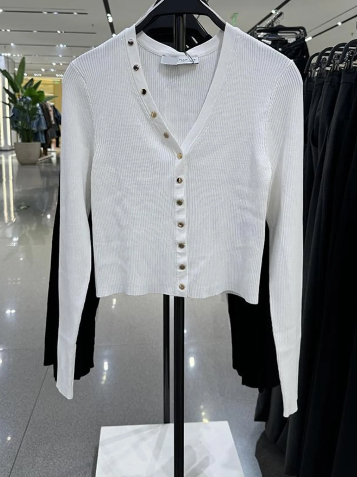 Fashionable Women's Knitted Long Sleeve V-Neck Top Elegant Style Golden Button Design New Arrival Autumn Collection URCACHE
Fashionable Women's Knitted Long Sleeve V-Neck Top Elegant Style Golden Button Design New Arrival Autumn Collection URCACHE