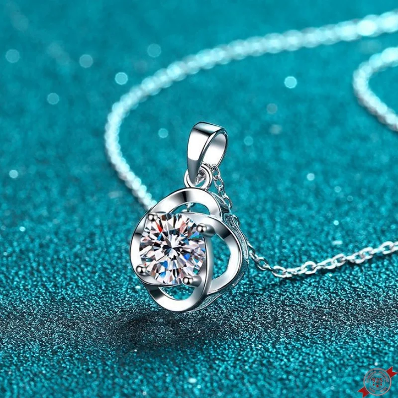 1.0ct Moissanite S925 Silver Necklet Pendants for Women Plated Pt950 Four Claws Whirlwind Charm Necklace Jewelry Wholesale
1.0ct Moissanite S925 Silver Necklet Pendants for Women Plated Pt950 Four Claws Whirlwind Charm Necklace Jewelry Wholesale