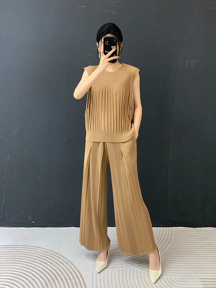 Elegant Pleated Sleeveless Vest And Wide Leg Pants Two Piece Set Simple Fashion Age Defying Spring Summer Crease Set for Women
Elegant Pleated Sleeveless Vest And Wide Leg Pants Two Piece Set Simple Fashion Age Defying Spring Summer Crease Set for Women