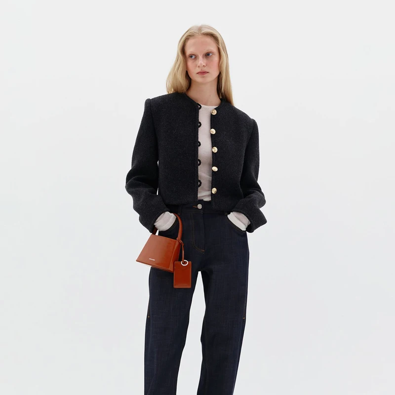 Korean Sle round Ne ort Jaet Metal Buttoned Woolen Coat Ele Faionable Quilted Lapel Single-Breasted Coat
Korean Sle round Ne ort Jaet Metal Buttoned Woolen Coat Ele Faionable Quilted Lapel Single-Breasted Coat