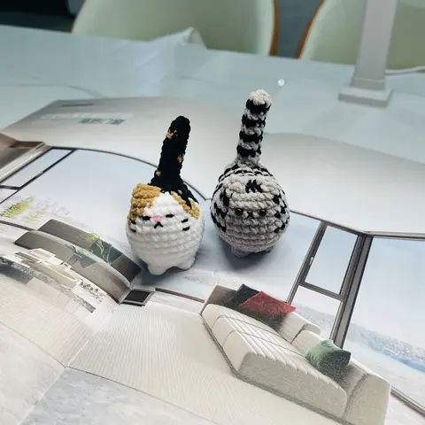 1pc Finished Crochet Cat Doll Ornament Home Room Decoration Handmade Knitted Positive Energy Cat Doll Christmas Party Gifts