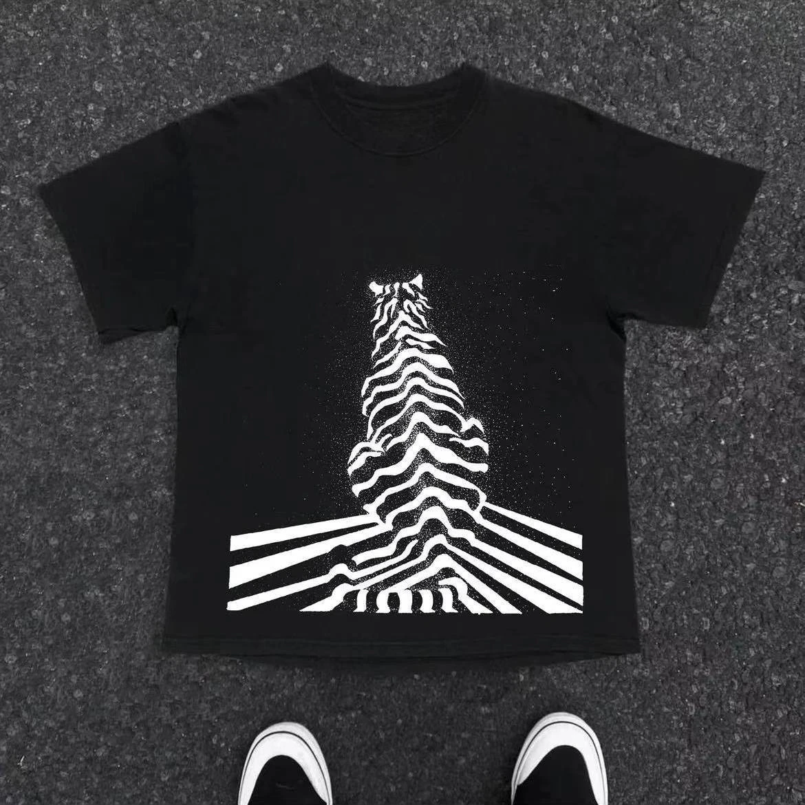 Новый американский стиль с принтом зебры и короткими рукавами, все виды модных повседневных мужских и женских футболок, дышащие свободные размеры
Новый американский стиль с принтом зебры и короткими рукавами, все виды модных повседневных мужских и женских футболок, дышащие свободные размеры